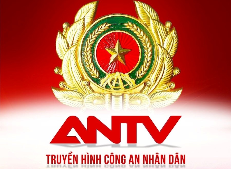 Công an đồn Bạch Long Vĩ giúp nhân dân di chuyển trong bão